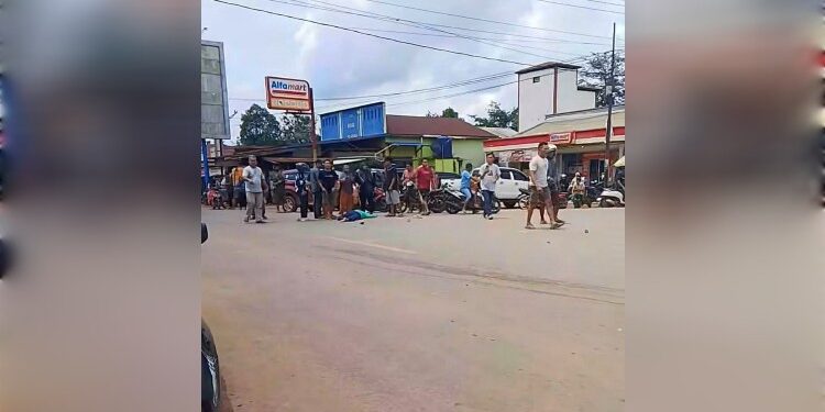 FOTO: IST/MATAKALTENG - peristiwa laka lantas yang menyebabkan pengendara mengalami luka-luka bersama balita usai bertabrakan dengan mobil di lokasi tersebut pada Kamis, 6 November 2025.
