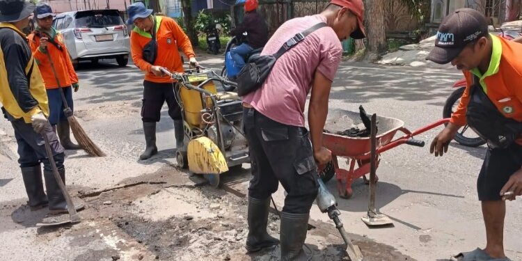Foto:IST/MATA KALTENG - pemeliharaan Jalan Pelita Kota Sampit Kecamatan MB Ketapang.