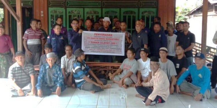 Foto:IST/MATA KALTENG - Penyerahan secara simbolis CSR kepada oleh PT Sapita Danu Nusantara.