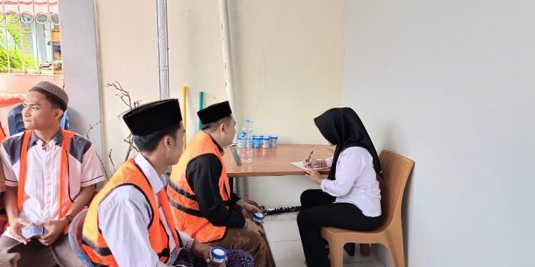 FOTO: MATAKALTENG - Warga binaan pada saat melakukan tes urine.