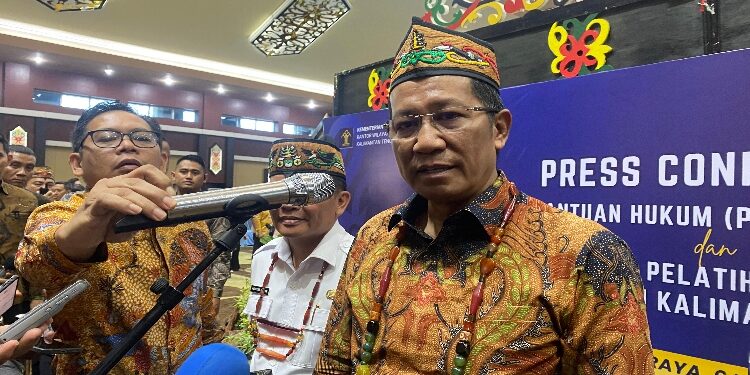 FOTO: NRA/MATAKALTENG - Menteri Hukum dan HAM RI Supratman Andi Agtas, saat diwawancarai wartawan.
