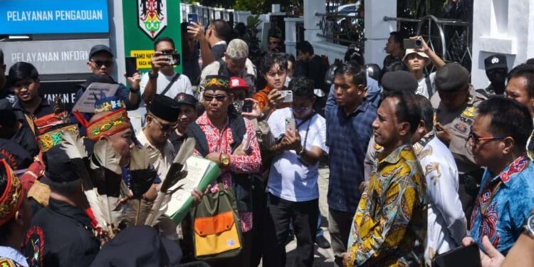 FOTO: IST/MATAKALTENG - Aksi massa yang tergabung dalam Gerakan Dayak Anti Narkoba (GDAN) bersama sejumlah organisasi adat seperti DAD, Gerdayak, Batamad, dan TBBR, menggelar aksi damai di depan Pengadilan Negeri (PN) Palangka Raya.