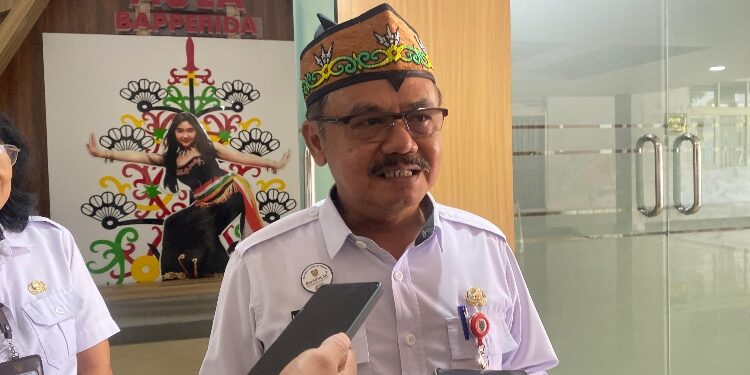 FOTO: NRA/MATAKALTENG - Asisten Perekonomian dan Pembangunan Setda Kalteng, Herson B. Aden, saat diwawancarai wartawan.