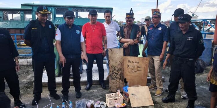 FOTO: IST/MATAKALTENG - Petugas BNN menunjukkan barang bukti alat isap sabu hasil operasi di Kampung Puntun, Palangka Raya.