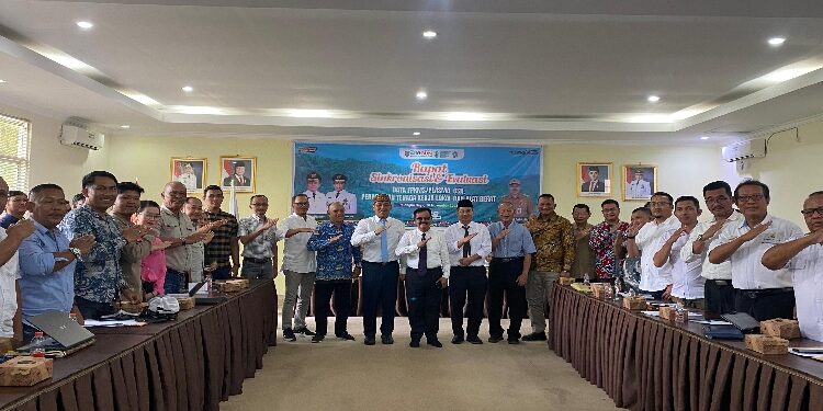 FOTO: NRA/MATAKALTENG - Foto Bersama Rapat Sinkronisasi dan evaluasi Data FPKMS/Plasma, CSR, Penyerapan Tenaga Kerja Lokal, dan Alat Berat Perusahaan Perkebunan, Aula Dinas Perkebunan Kalteng.