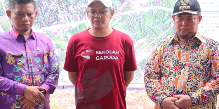 FOTO : Suasana saat Dirjen Saintek, didampingi Bupati dan Wakil saat peninjauan lokasi pembangunan sekolah.
