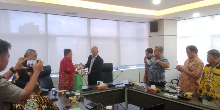FOTO : Anggota DPD RI Dapil Kalteng, Teras Narang bersama Pemkab Katingan saat pertemuan bersama Kemdiktisaintek.