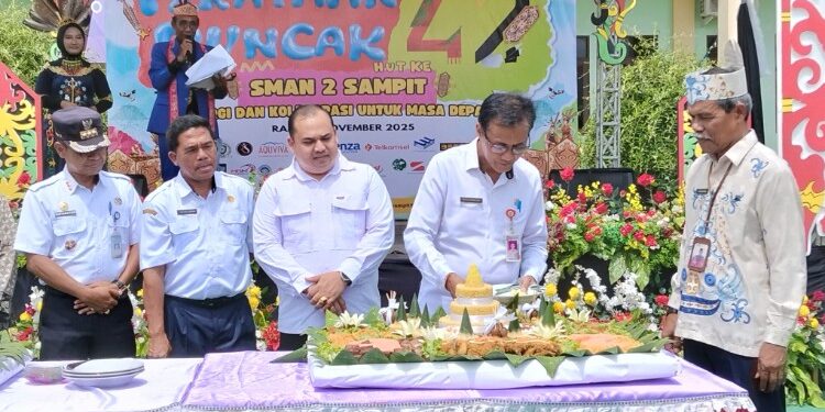 Foto:IST/MATA KALTENG - Peringatan HUT ke-42 SMAN 2 Sampit.