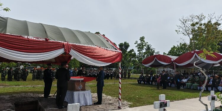 FOTO: NRA/MATAKALTENG - Suasana Upacara Pemakaman Militer Letnan Muda Udara Dua Cornelius Willem, di Taman Makam Pahlawan Sanaman Mantikei.