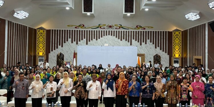 FOTO: NRA/MATAKALTENG - kegiatan Sosialisasi Konsumen Cerdas dalam Memilih Makanan untuk Mencegah Stunting sekaligus membuka tiga pelatihan keterampilan bagi masyarakat di Aula Baperida Kalteng.