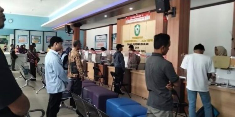 Foto:IST/MATA KALTENG - Pelayanan di Disdukcapil Kotim.