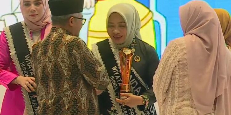 Foto:IST/MATA KALTENG - Bunda PAUD Kotim saat terima pengharagaan.