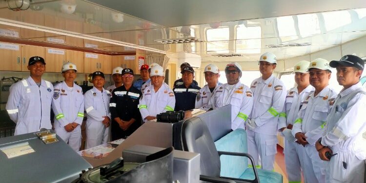 Foto:IST/MATA KALTENG - KSOP Sampit zaat melakukan ramp check atau pemeriksaan kelaiklautan kapal yang digelar di Pelabuhan Sampit, 13 November 2025.