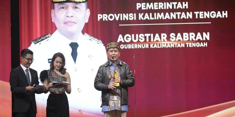 FOTO: IST/MATAKALTENG - Gubernur Kalimantan Tengah Agustiar Sabran saat menerima penghargaan kategori Empowerment of Agriculture and Food Self-Sufficiency yang diselenggarakan oleh Garuda TV. Penganugerahan tersebut berlangsung di Yudistira Ballroom, Patra Jasa Office Tower, Jakarta, pada Senin 10 November 2025.