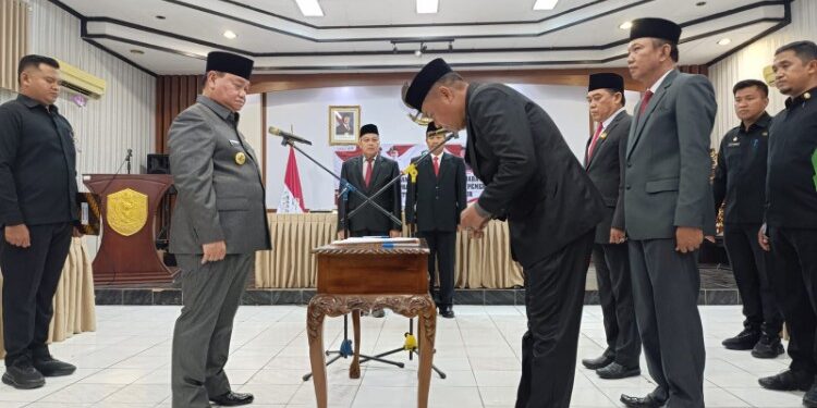 Foto:IST/MATA KALTENG - Pelantikan dan pengambilan sumpah jabatan Pejabat Pimpinan Tinggi Pratama di lingkungan Pemerintah Kabupaten Kotawaringin Timur, Jumat 14 November 2025.