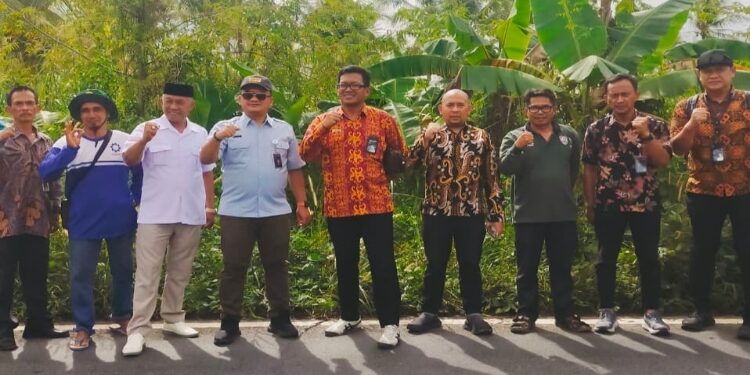 FOTO: IST/MATA KALTENG - Komisi II DPRD Kotim bersama Bulog Sampit saat tinjau lokasi hibah lahan di Desa Lampuyang.
