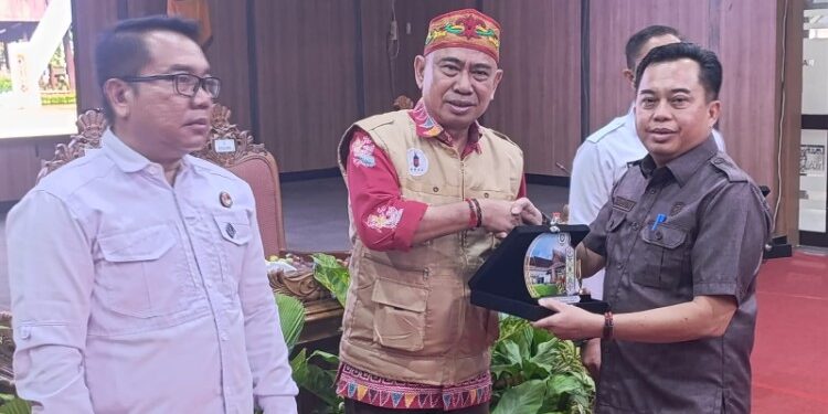 Foto:IST/MATA KALTENG - ketua DPRD Kotim saat menyerahkan cenderamata kepada tokoh adat Dayak di Kotim.