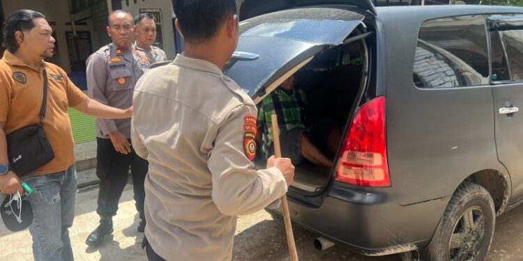 FOTO: IST/MATAKALTENG- Kapolsek Baamang bersama anggota nya saat mengamankan Pelaku penganiayaan di Panti Asuhan Annida Qolbu Sampit pada Senin, 17 November 2025.