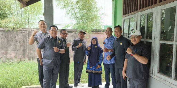 Foto:IST/MATA KALTENG - Komisi II DPRD Kotim saat sidak depo sampah dan kunjungi sekolah terdampak yaitu SMPN 3 Sampit, 17 November 2025.