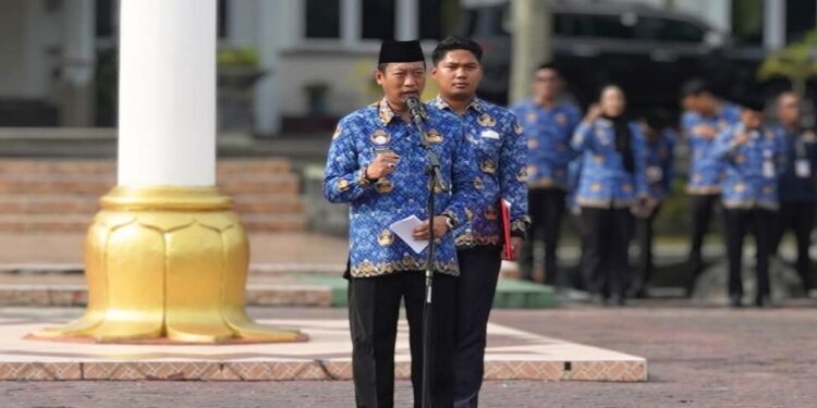 FOTO: IST/MATAKALTENG - Bupati Sukamara Masduki pimpin Apel Kesadaran Nasional dihalaman kantor bupati setempat, Jumat 17 Oktober 2025.