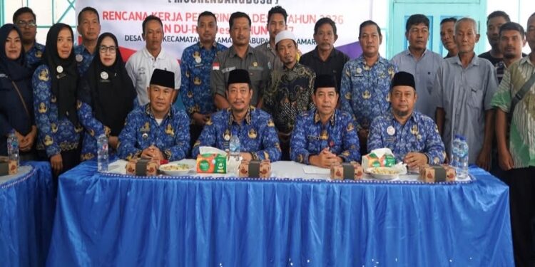 FOTO: IST/MATAKALTENG - Bupati Sukamara Masduki memimpin langsung acara audiensi bersama masyarakat Desa Pudu, Jumat 17 Oktober 2025.