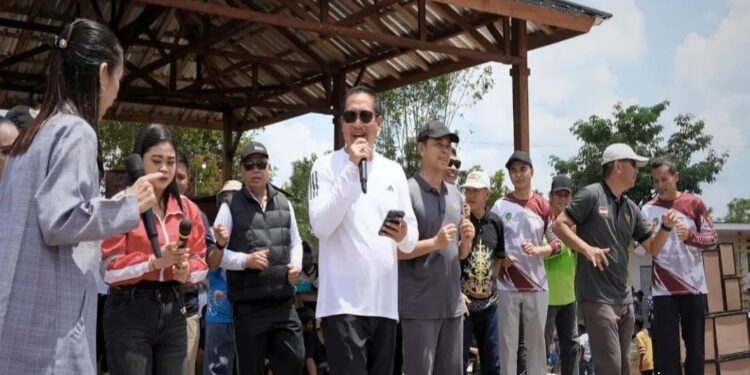 FOTO: IST/MATAKALTENG - Bupati Sukamara Masduki mengikuti kegiatan jalan sehat di Desa Jihing Kecamatan Balai Riam, Sabtu 18 Oktober 2025.