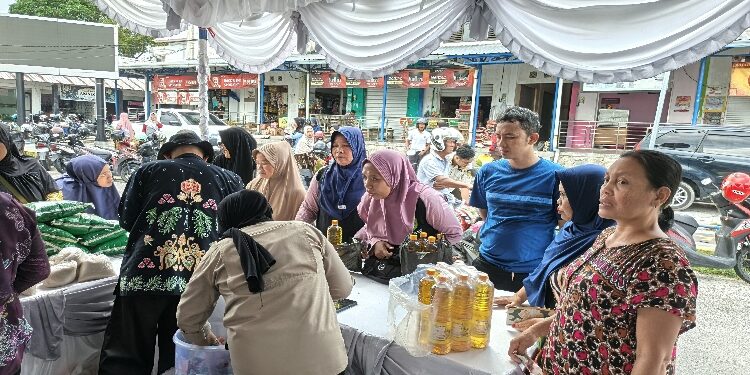FOTO: IST/MATAKALTENG - Masyarakat Sukamara berpartisipasi dalam Gerakan Pangan Murah (GPM) di Pasar Inpres, Kamis 16 Oktober 2025.