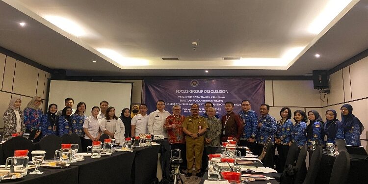 FOTO: IST/MATAKALTENG - Foto Bersama Kegiatan FGD Mekanisme Pemantauan Kebijakan Program MBG dalam Upaya Percepatan Pertumbuhan Ekonomi Daerah di Hotel Neo Palma.