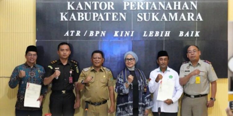 Foto : Wakil Bupati Sukamara, Nur Efendi saat menghadiri rapat pembangunan zona integritasi di Kantor BPN Sukamara, Senin (2/9/2025).