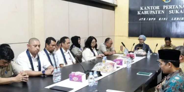 Foto : Wakil Bupati Sukamara, Nur Efendi saat menghadiri rapat pembangunan zona integritasi di Kantor BPN Sukamara.