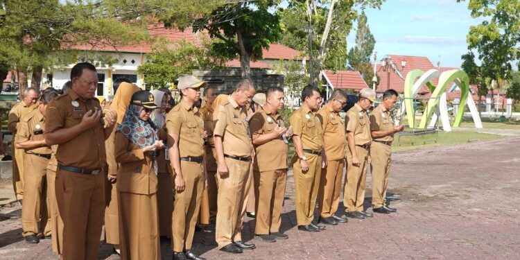 Foto : Doa bersama untuk Indonesia damai sejahtera yang digelar Pemkab Sukamara di Halaman Kantor Bupati Sukamara, Senin (8/9/2025).