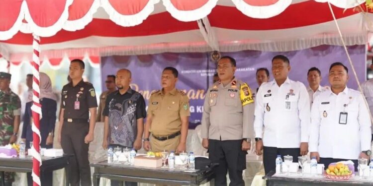 Foto : Wakil Bupati Sukamara mengikuti kegiatan penanaman pohon kelapa di Lapas Kelas III Sukamara, Selasa (9/10/2025).