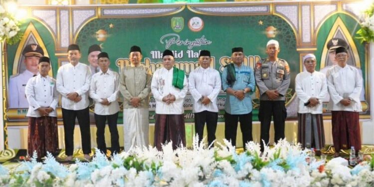 Foto : Peringatan Maulid Nabi Muhammad yang digelar oleh PHBI Sukamara di Masjid Agung Ad Durrun Nafis.