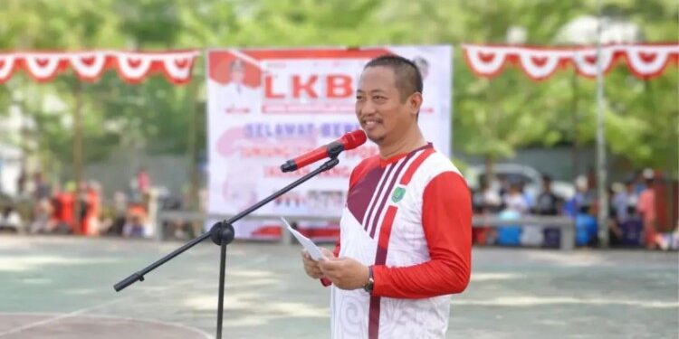 Foto : Bupati Sukamara Masduki membuka kegiatan LKBB di lapangan basket komplek masjid agung, Minggu (14/9/2025).