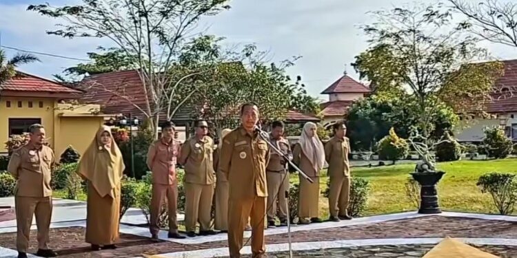 Foto : Bupati Sukamara Masduki saat melakukan sidak kebeberapa Kantor OPD dilingkungan Pemkab Sukamara.