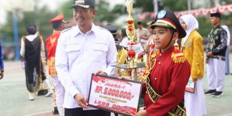Foto : Bupati Sukamara, Masduki saat menyerahkan piala kepada pemenang Lomba Keterampilan Baris Berbaris.