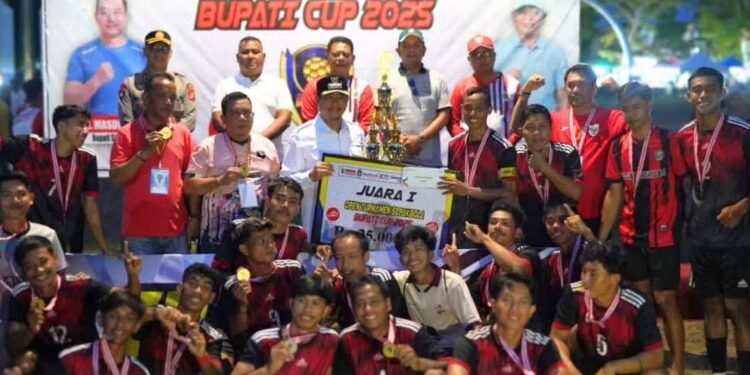 Foto : Bupati Sukamara, Masduki saat menyerahkan hadiah kepada pemenang Bupati Cup Open 2025.