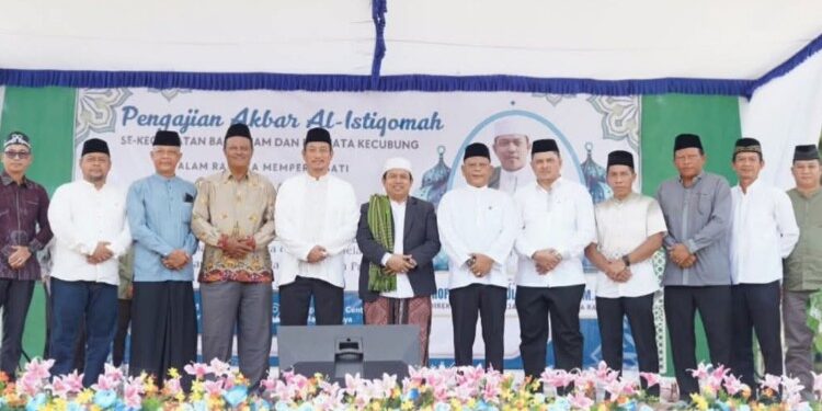 Foto : Bupati Sukamara Masduki menghadiri acara Pengajian Akbar Al-Istiqomah se-Kecamatan Balai Riam dan Permata Kecubung.