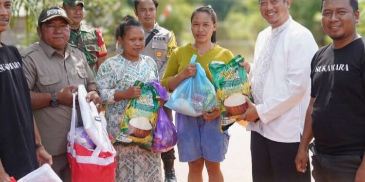 Foto : Bupati Sukamara masduki memberikan bantuan kepada korban banjir di Desa Petarikan dan Desa Pangkalan Muntai.