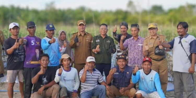 Foto : Bupati Sukamara Masduki berfoto bersama usai kegiatan penanam bibit cabe pada Gerakan Tanam Cepat Panen Komoditas Cabe di Desa Kartamulia.