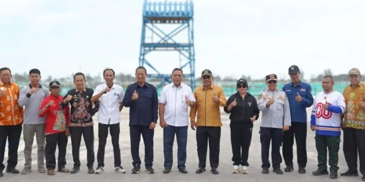 Foto : Bupati Sukamara Masduki saat mendampingi DPRD Provinsi Kalimantan Tengah meninjau peninjauan kondisi infrastruktur di Kabupaten Sukamara.