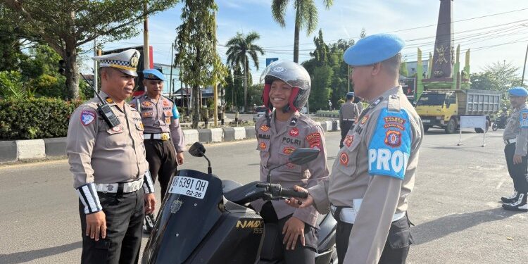 FOTO: IST/MATAKALTENG- Personel Polres Kotim saat memeriksa kelengkapan kendaraan sebelum masuk kantor di Mapolres Kotim pada Selasa, 18 November 2025.