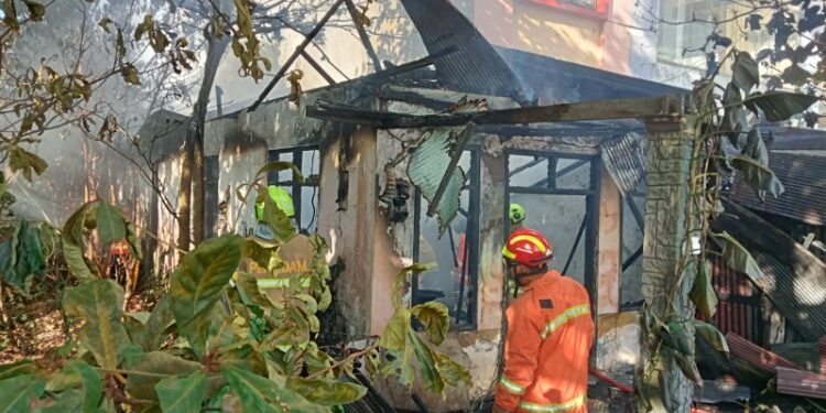 FOTO; IST/MATAKALTENG- Terlihat petugas pemadam kebakaran sedang berjibaku memadamkan api yang melahap  rumah kosong yang terjadi di wilayah Jalan A. Yani Kota Sampit pada Selasa, 18 November 2025 sore.