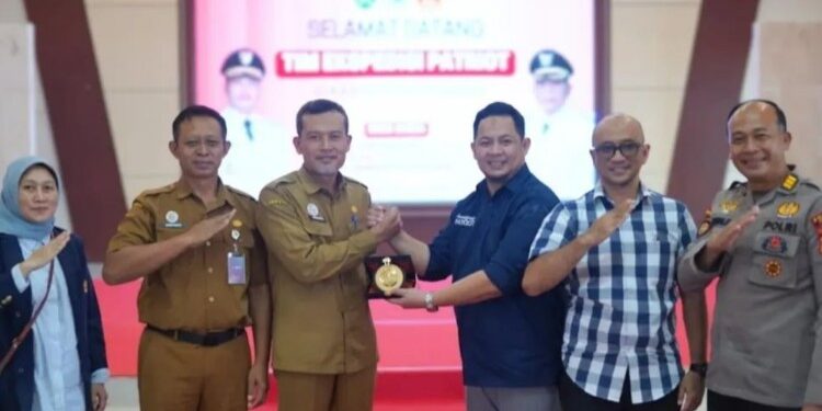 Foto : Pj Sekda Sukamara Sunardi menyambut kedatangan Tim Ekspedisi Patriot di aula kantor bupati Sukamara.