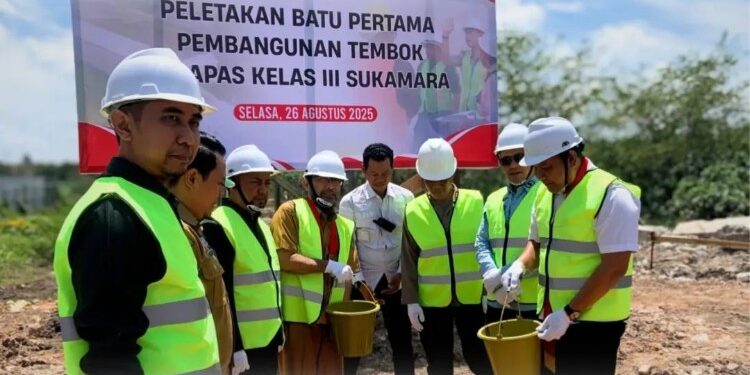 Foto : Peletakan batu pertama pembangunan tembok keliling Lapas Kelas III Sukamara.