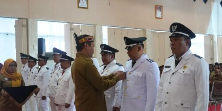Foto : pelantikan dan mengukuhkan perpanjangan masa jabatan Kepala Desa se-Kabupaten Sukamara, Senin (25/08/2025).