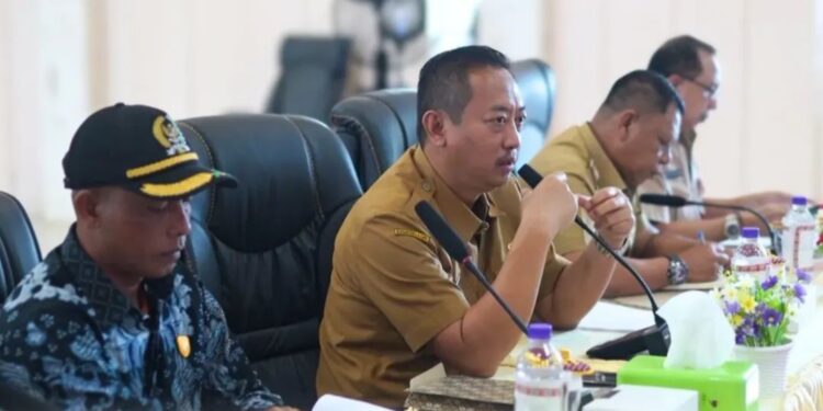 Foto : Pertemuan antara Bupati Sukamara Masduki bersama BUMD, BUMN dan pihak Swasta di aula kantor bupati setempat.