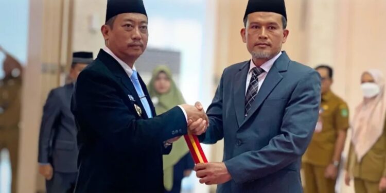 Foto : Bupati Sukamara Masduki berfoto bersama PJ Sekda Sukamara Sunardi.
