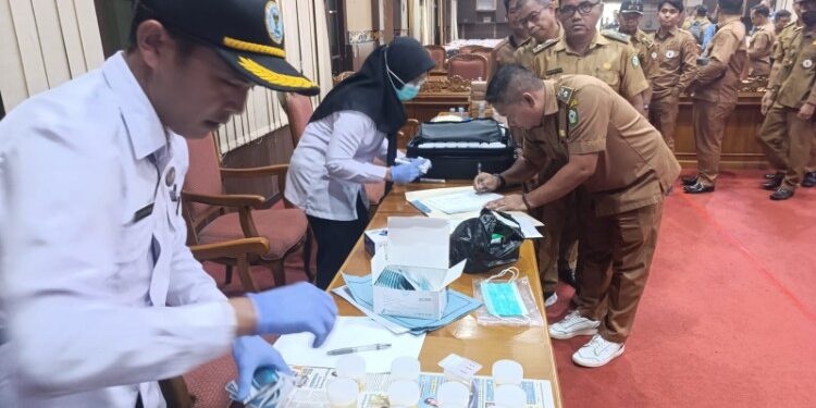 Foto:IST/MATA KALTENG - Pelaksanaan tes urine di DPRD Kotim yang melibatkan aparatur desa hingga Kecamatan belum lama ini.