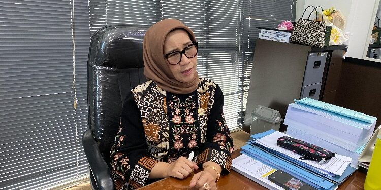 FOTO: NRA/MATAKALTENG - Ketua Komisi II DPRD Kalteng, Daerah Pemilihan (Dapil I), Siti Nafsiah, saat diwawancarai wartawan.